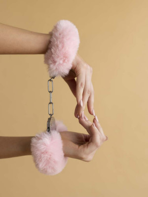 Шикарные наручники с пушистым мехом пастельно розового цвета (Be Mine)